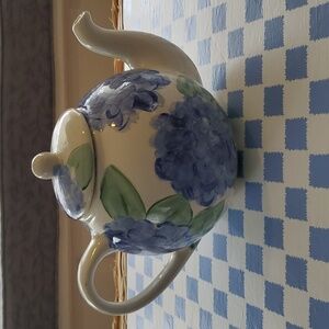 Ceramic teapot with hydrangea design